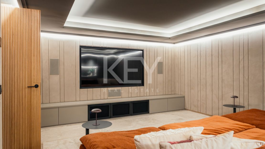Beachside Villa for Sale in San Pedro de Alcántara, Marbella