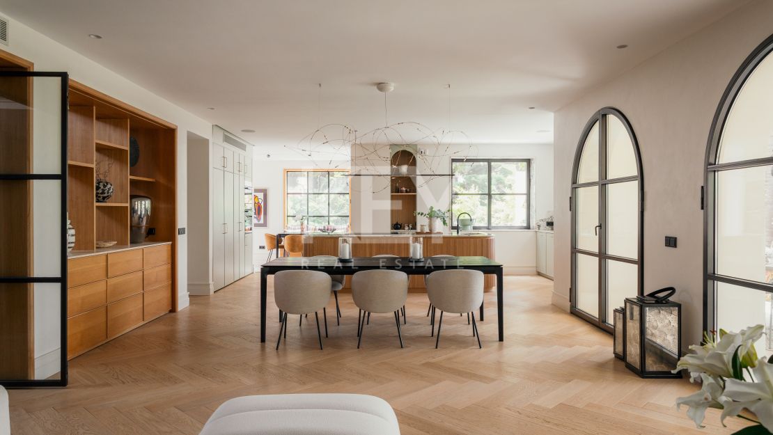 Beachside Villa for Sale in San Pedro de Alcántara, Marbella