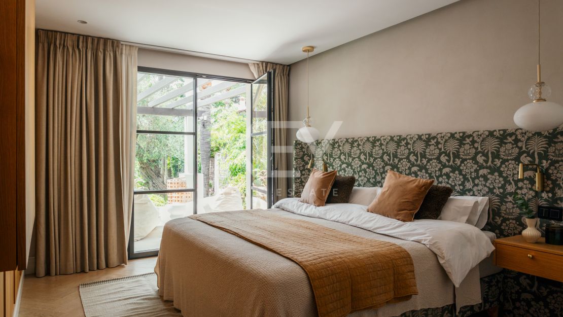 Beachside Villa for Sale in San Pedro de Alcántara, Marbella