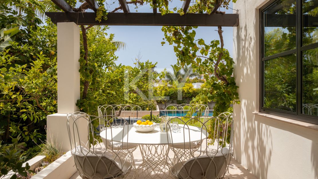 Beachside Villa for Sale in San Pedro de Alcántara, Marbella