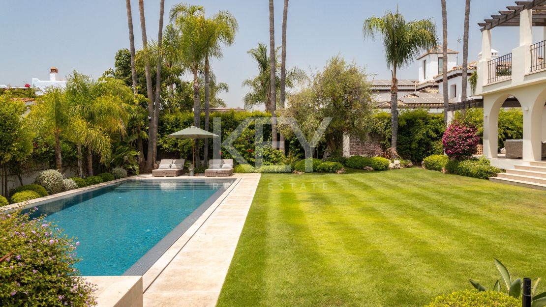 Beachside Villa for Sale in San Pedro de Alcántara, Marbella