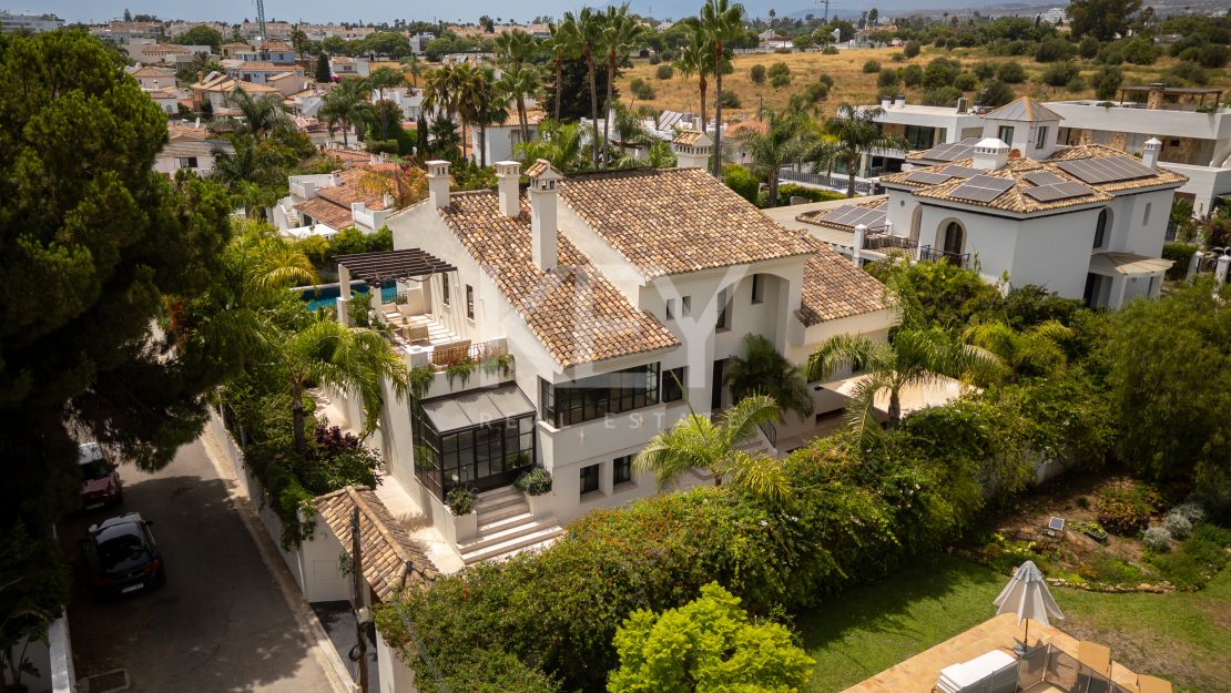 Beachside Villa for Sale in San Pedro de Alcántara, Marbella