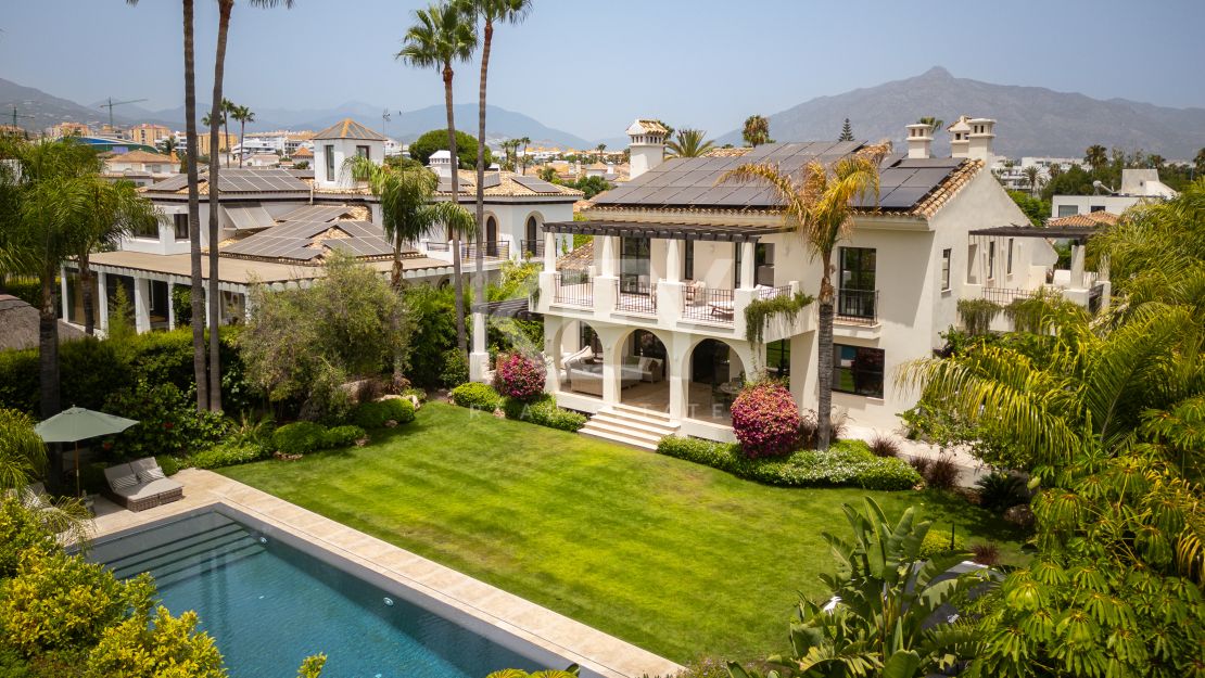Beachside Villa for Sale in San Pedro de Alcántara, Marbella