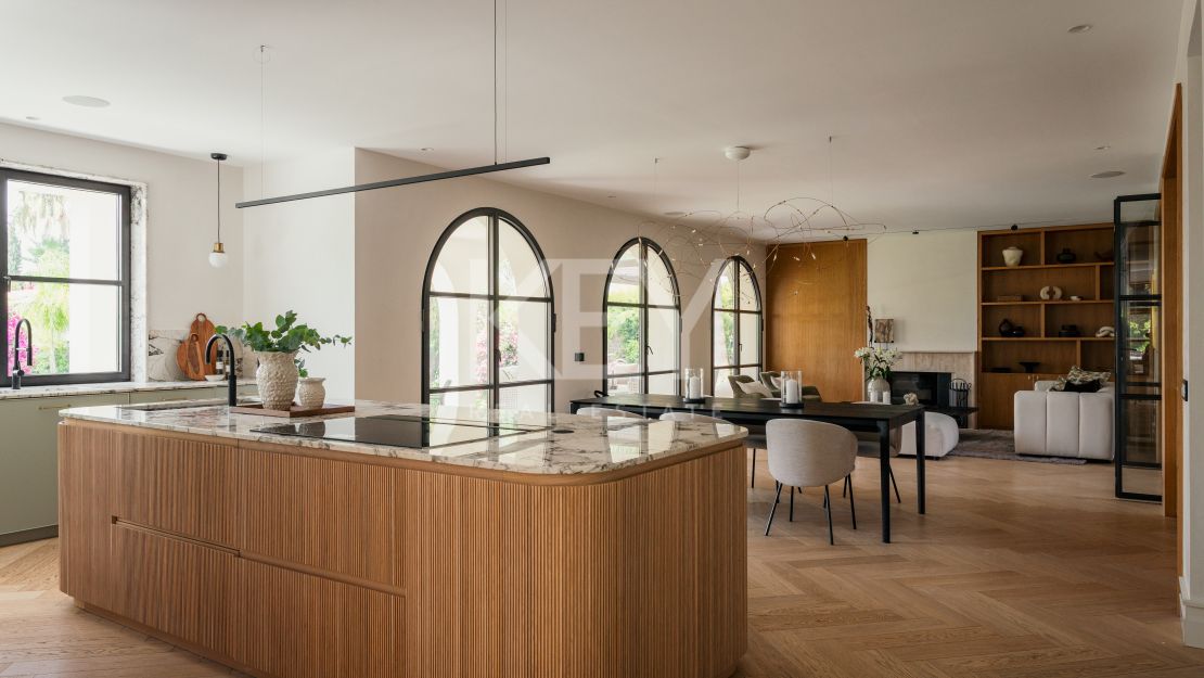 Beachside Villa for Sale in San Pedro de Alcántara, Marbella