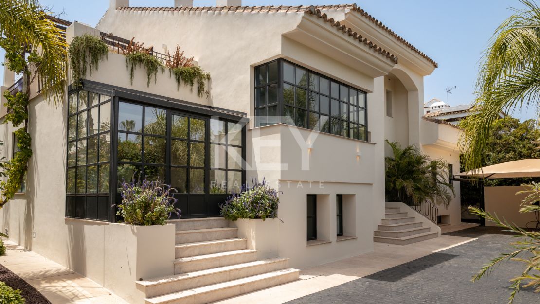 Beachside Villa for Sale in San Pedro de Alcántara, Marbella