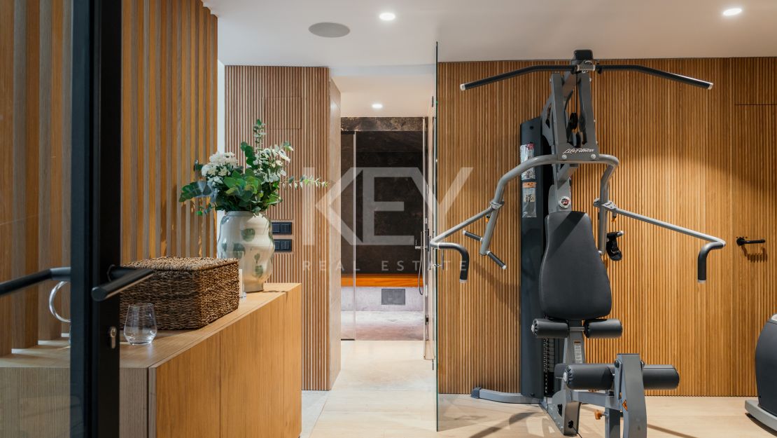 Beachside Villa for Sale in San Pedro de Alcántara, Marbella