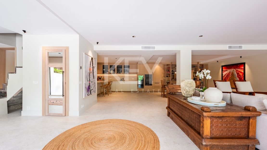 Stunning ground floor duplex apt. with private garden and pool on the Golden Mile