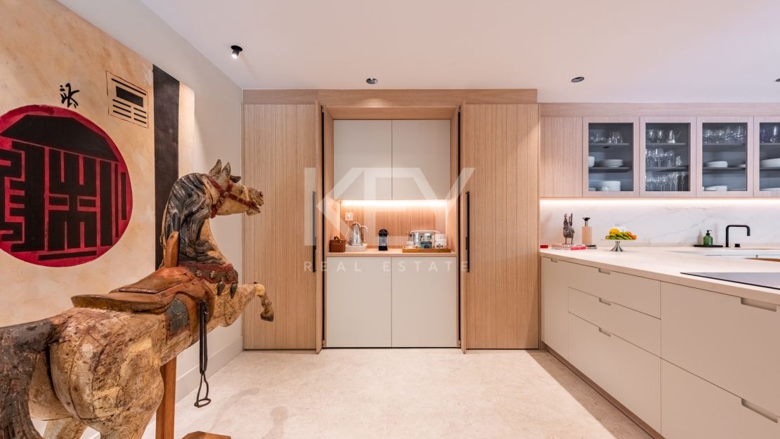 Stunning ground floor duplex apt. with private garden and pool on the Golden Mile
