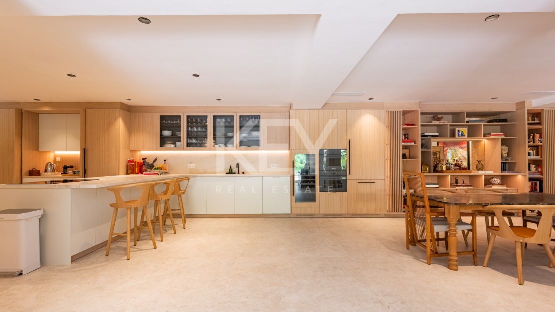 Stunning ground floor duplex apt. with private garden and pool on the Golden Mile