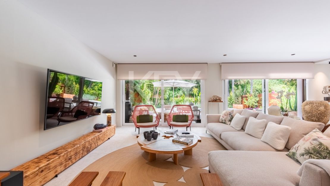 Stunning ground floor duplex apt. with private garden and pool on the Golden Mile