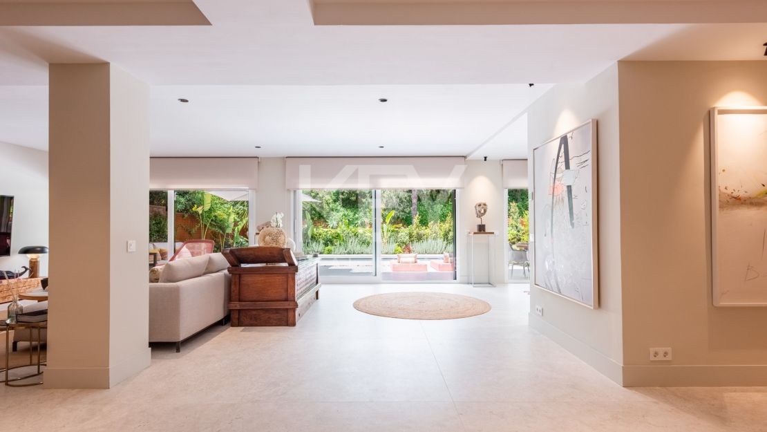 Stunning ground floor duplex apt. with private garden and pool on the Golden Mile