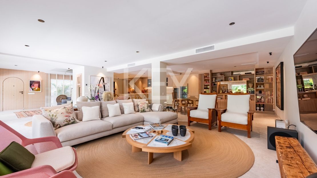 Stunning ground floor duplex apt. with private garden and pool on the Golden Mile