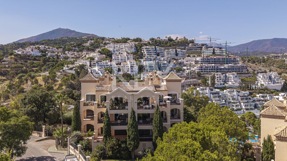 Renovated South-Facing Penthouse with Panoramic Views in La Quinta, Benahavís
