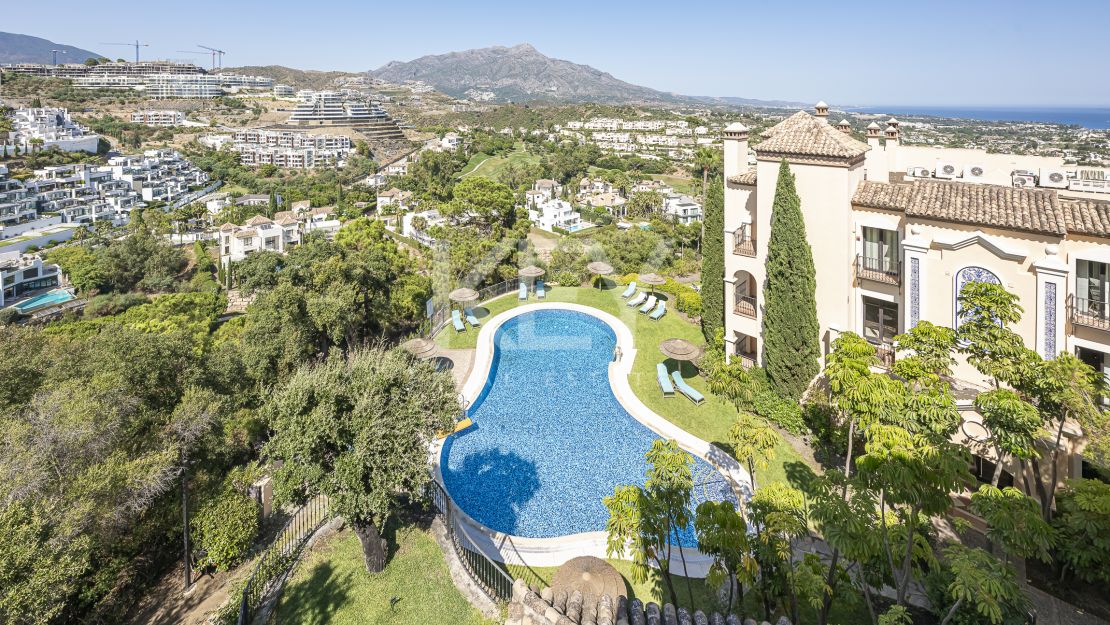 Renovated South-Facing Penthouse with Panoramic Views in La Quinta, Benahavís