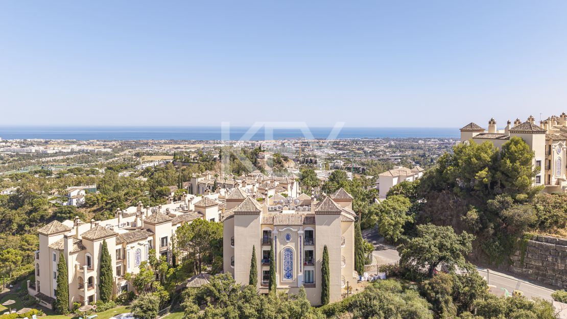 Renovated South-Facing Penthouse with Panoramic Views in La Quinta, Benahavís