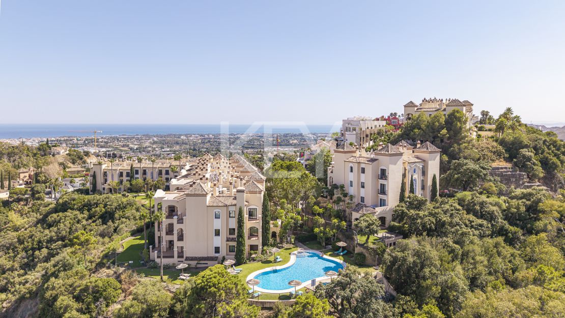 Renovated South-Facing Penthouse with Panoramic Views in La Quinta, Benahavís