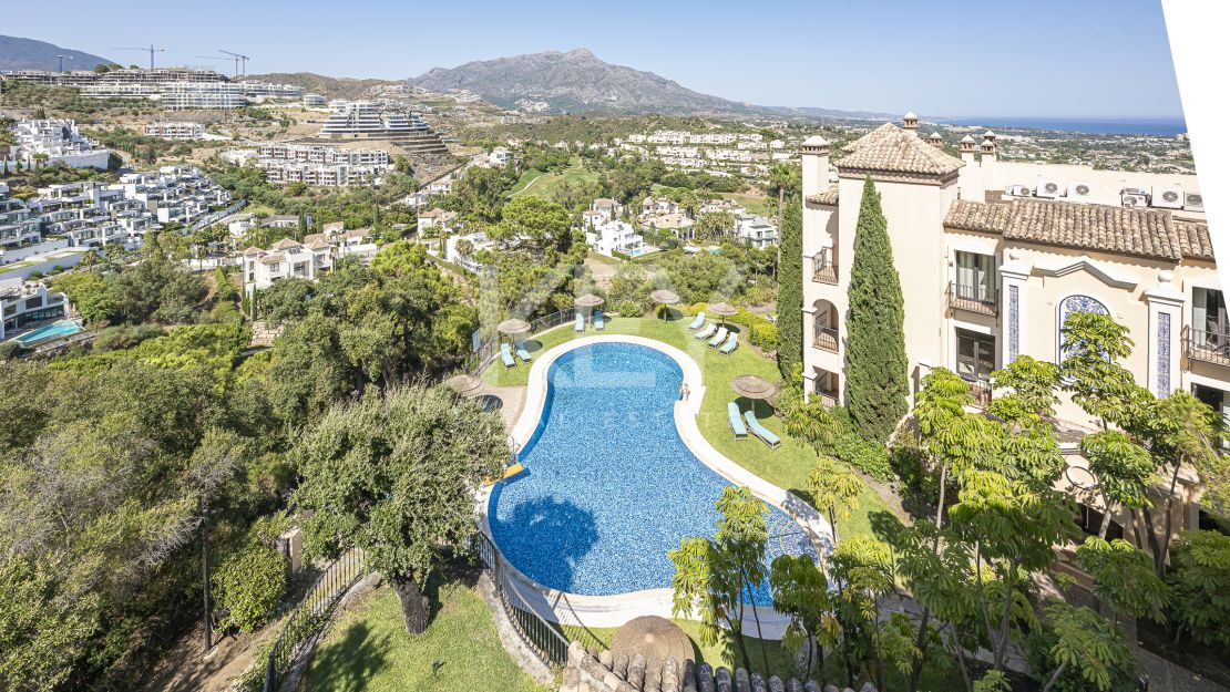 Renovated South-Facing Penthouse with Panoramic Views in La Quinta, Benahavís