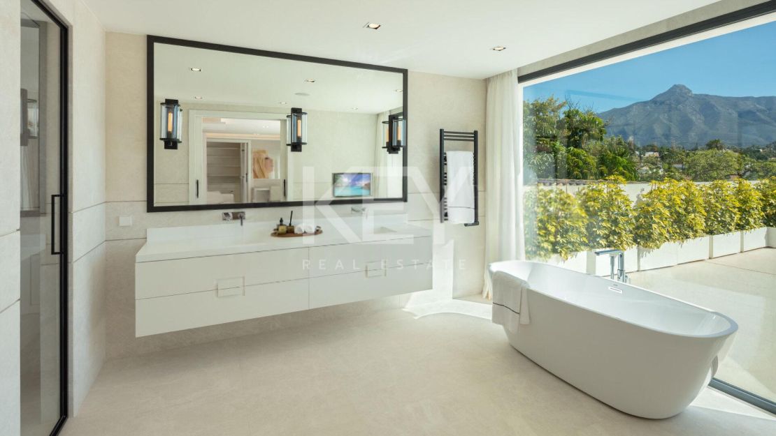 Stunning Luxury Villa with open views in Nueva Andalucia, Marbella