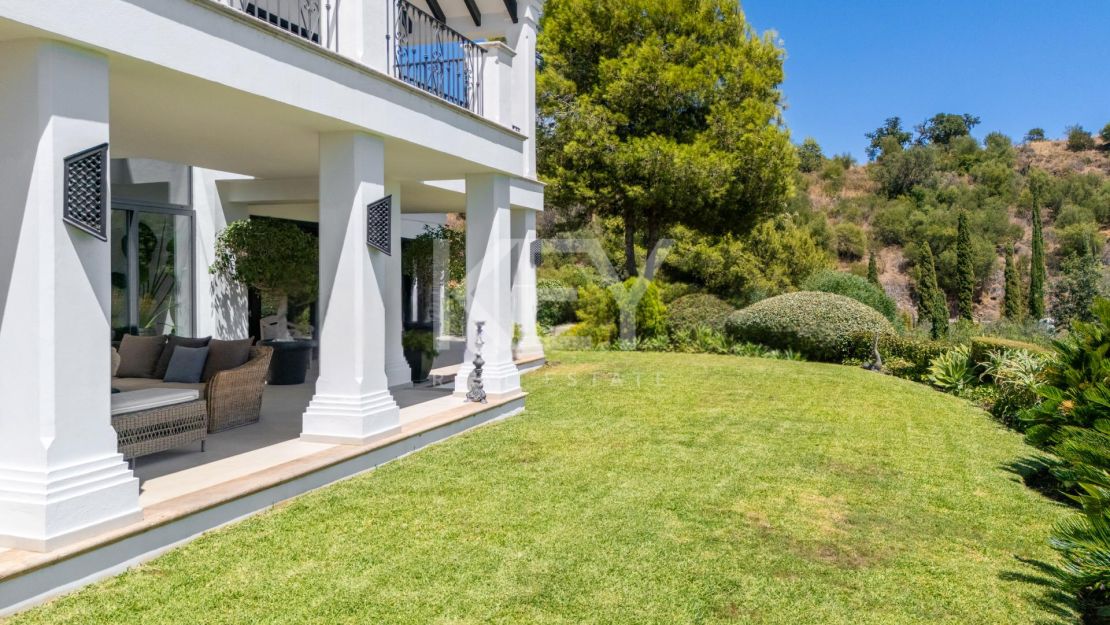 Villa En Venta En Marbella Hill Club Con Vistas Panorámicas Al Mar