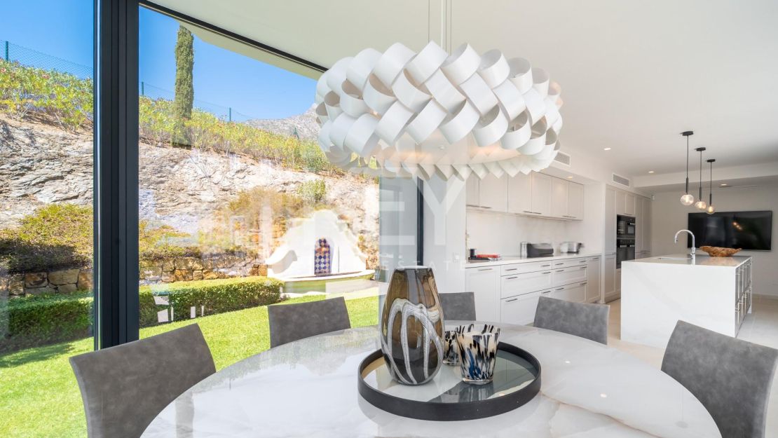 Villa En Venta En Marbella Hill Club Con Vistas Panorámicas Al Mar