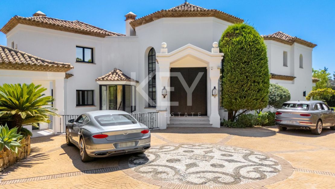 Villa En Venta En Marbella Hill Club Con Vistas Panorámicas Al Mar