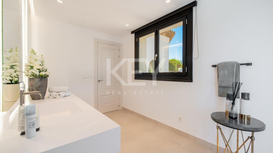 Villa En Venta En Marbella Hill Club Con Vistas Panorámicas Al Mar