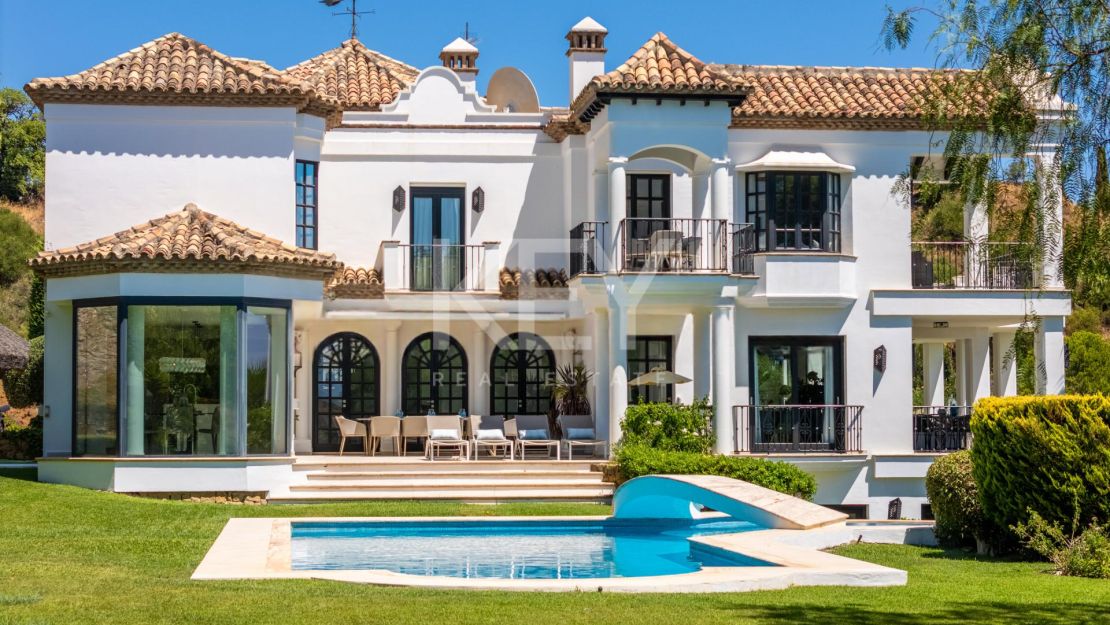 Villa En Venta En Marbella Hill Club Con Vistas Panorámicas Al Mar
