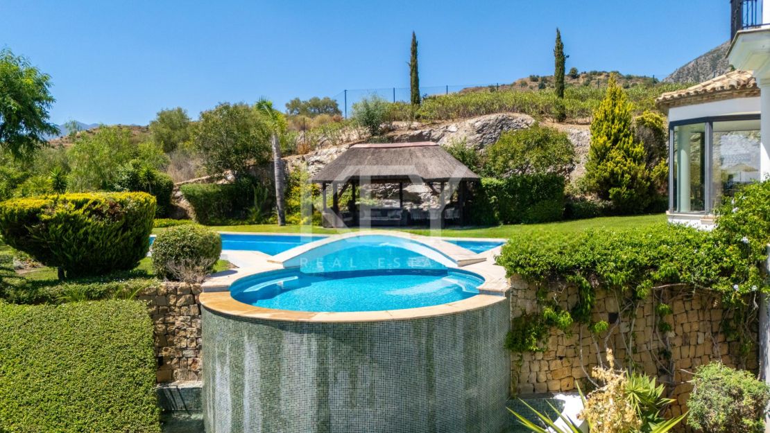 Villa En Venta En Marbella Hill Club Con Vistas Panorámicas Al Mar