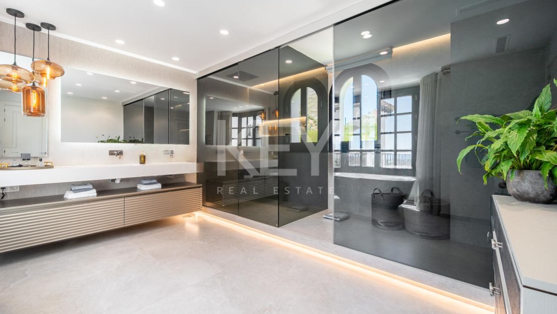 Villa En Venta En Marbella Hill Club Con Vistas Panorámicas Al Mar