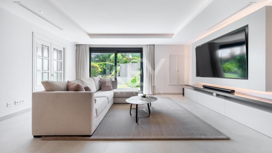 Villa En Venta En Marbella Hill Club Con Vistas Panorámicas Al Mar