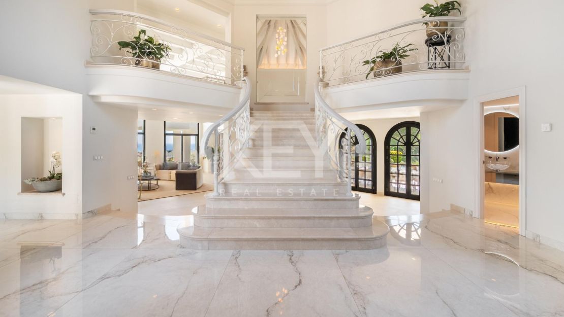 Villa En Venta En Marbella Hill Club Con Vistas Panorámicas Al Mar