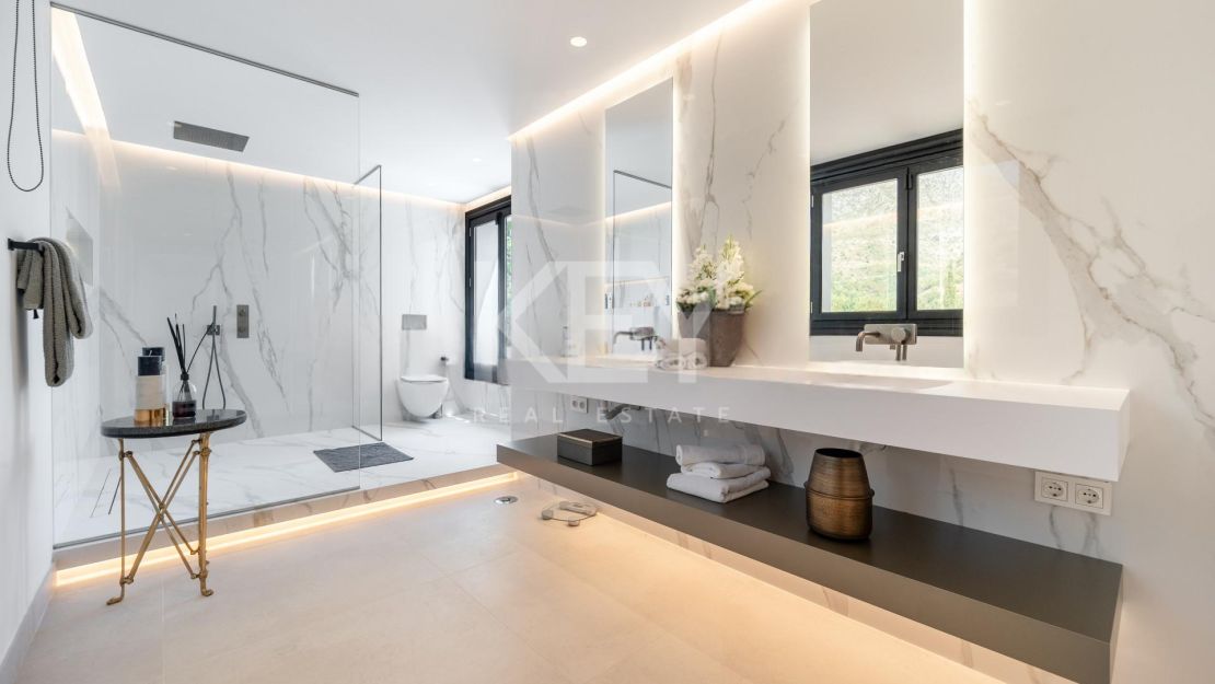 Villa En Venta En Marbella Hill Club Con Vistas Panorámicas Al Mar