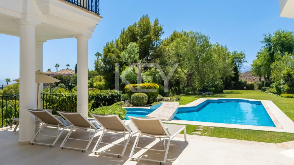 Villa En Venta En Marbella Hill Club Con Vistas Panorámicas Al Mar