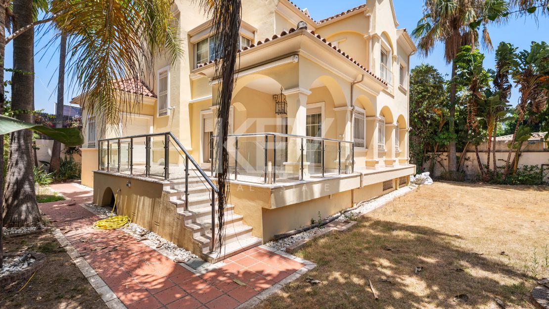Beachside Villa for Sale in Cortijo Blanco, Marbella