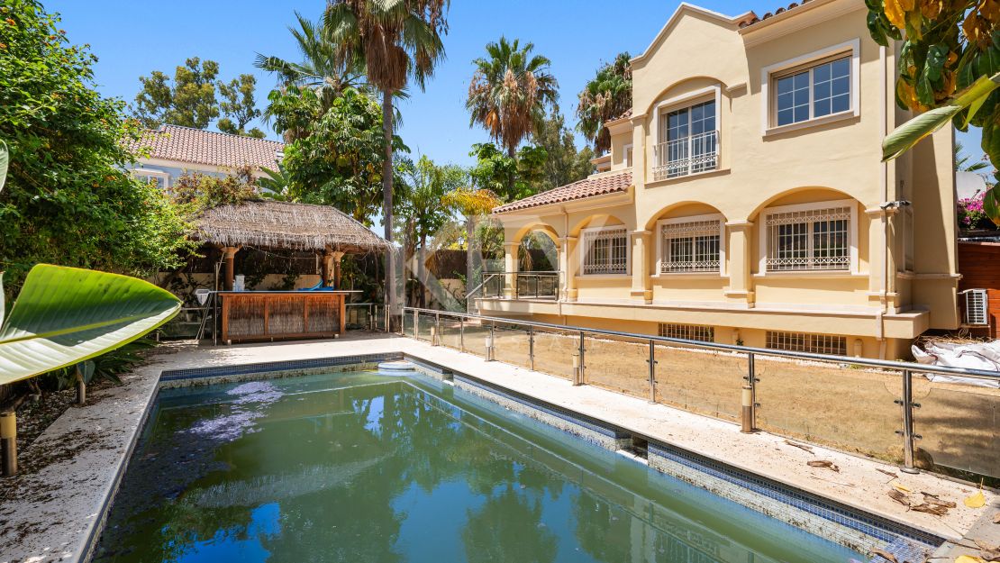 Beachside Villa for Sale in Cortijo Blanco, Marbella