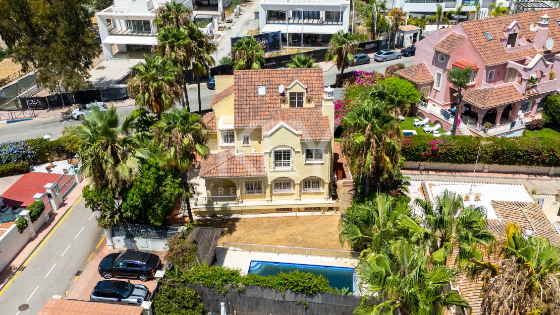 Beachside Villa for Sale in Cortijo Blanco, Marbella