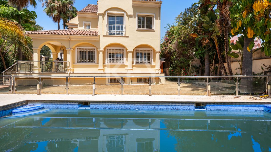 Beachside Villa for Sale in Cortijo Blanco, Marbella