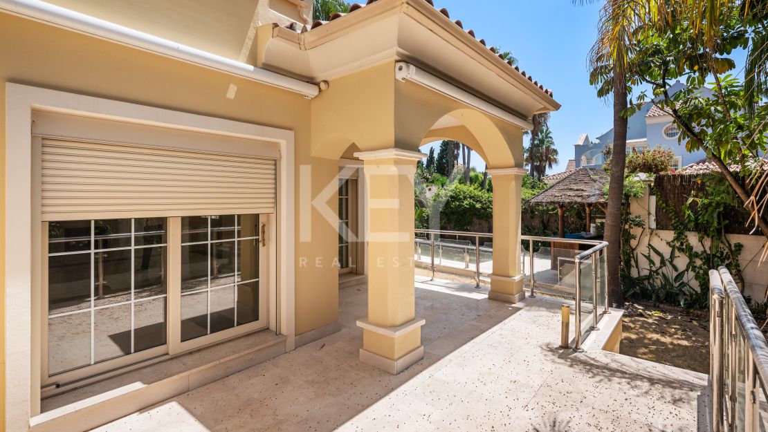 Beachside Villa for Sale in Cortijo Blanco, Marbella