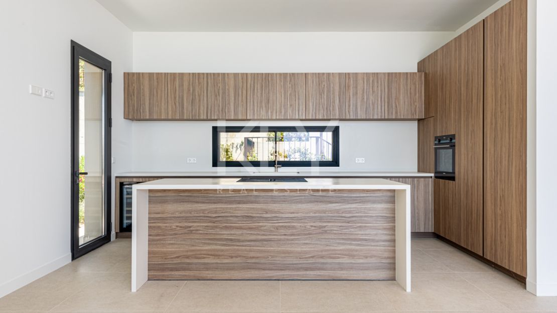 Brand New South-Facing Villa with Panoramic Sea Views in Benahavis
