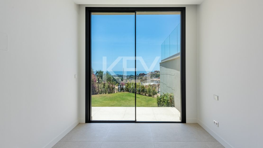 Brand New South-Facing Villa with Panoramic Sea Views in Benahavis