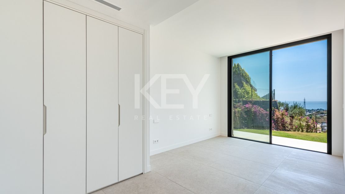 Brand New South-Facing Villa with Panoramic Sea Views in Benahavis