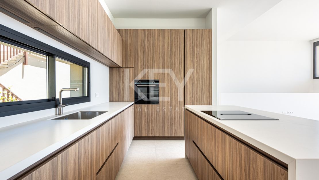 Brand New South-Facing Villa with Panoramic Sea Views in Benahavis