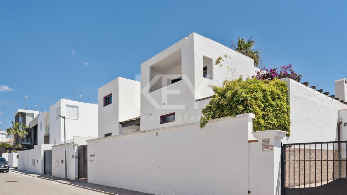 Contemporary Six-Bedroom Villa for Sale Near Puerto Banús, Marbella