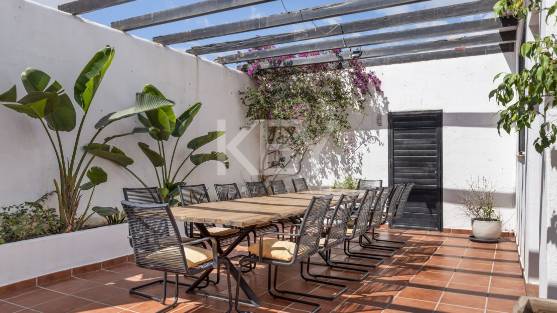 Contemporary Six-Bedroom Villa for Sale Near Puerto Banús, Marbella