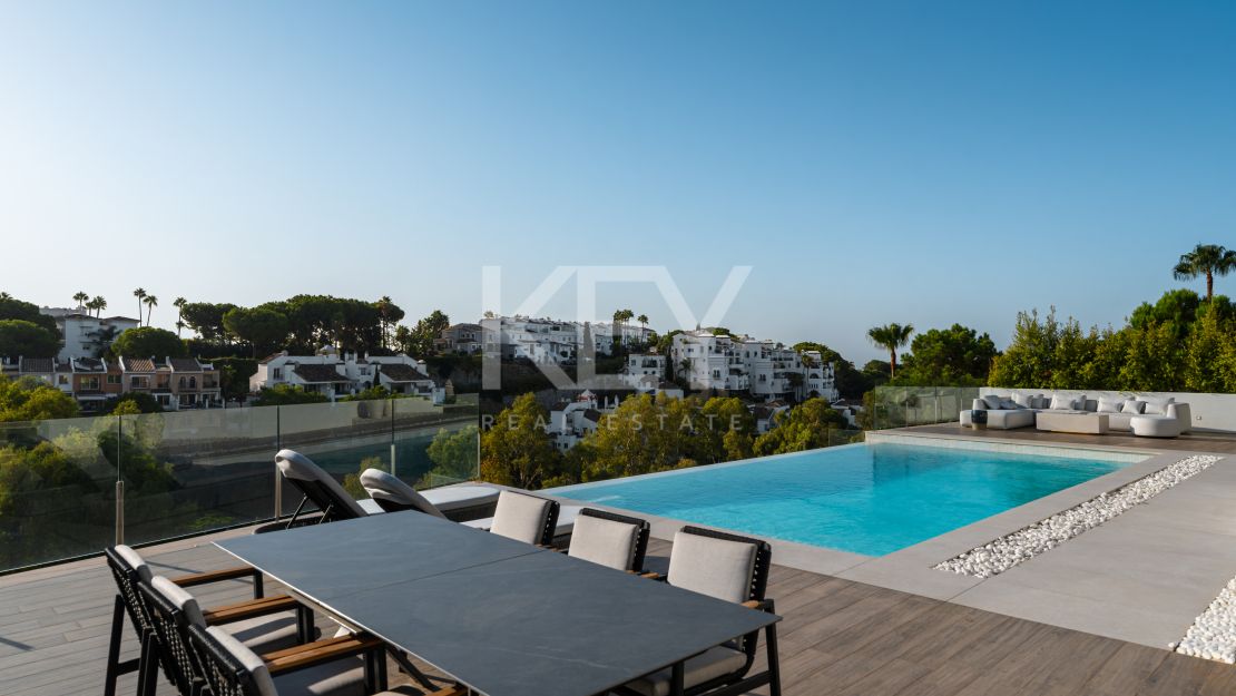 Villa Nueva de Lujo en Venta en El Herrojo, Benahavís