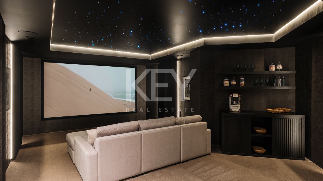 Villa Nueva de Lujo en Venta en El Herrojo, Benahavís
