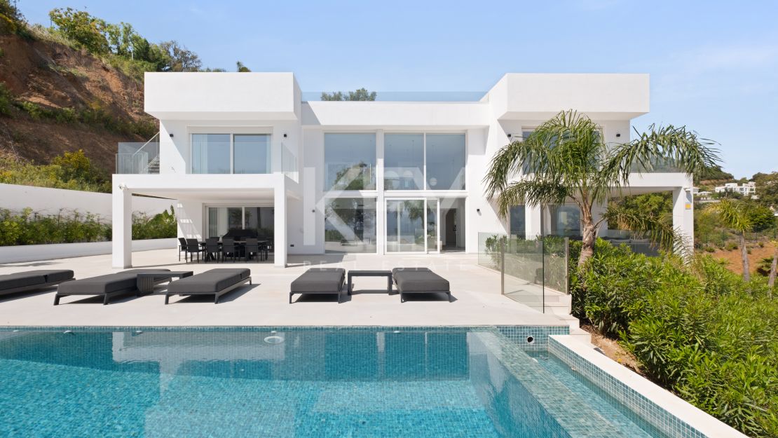 Luxury Villa with Panoramic Sea Views for Sale in La Mairena, Marbella