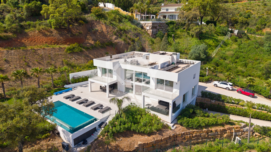 Luxury Villa with Panoramic Sea Views for Sale in La Mairena, Marbella