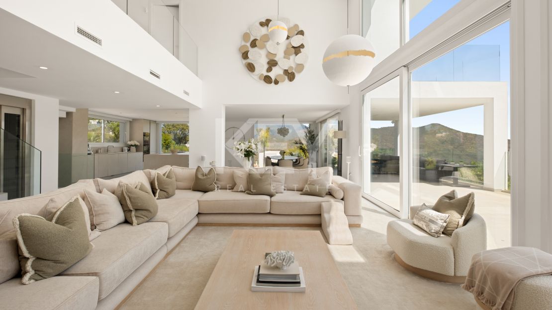 Luxury Villa with Panoramic Sea Views for Sale in La Mairena, Marbella