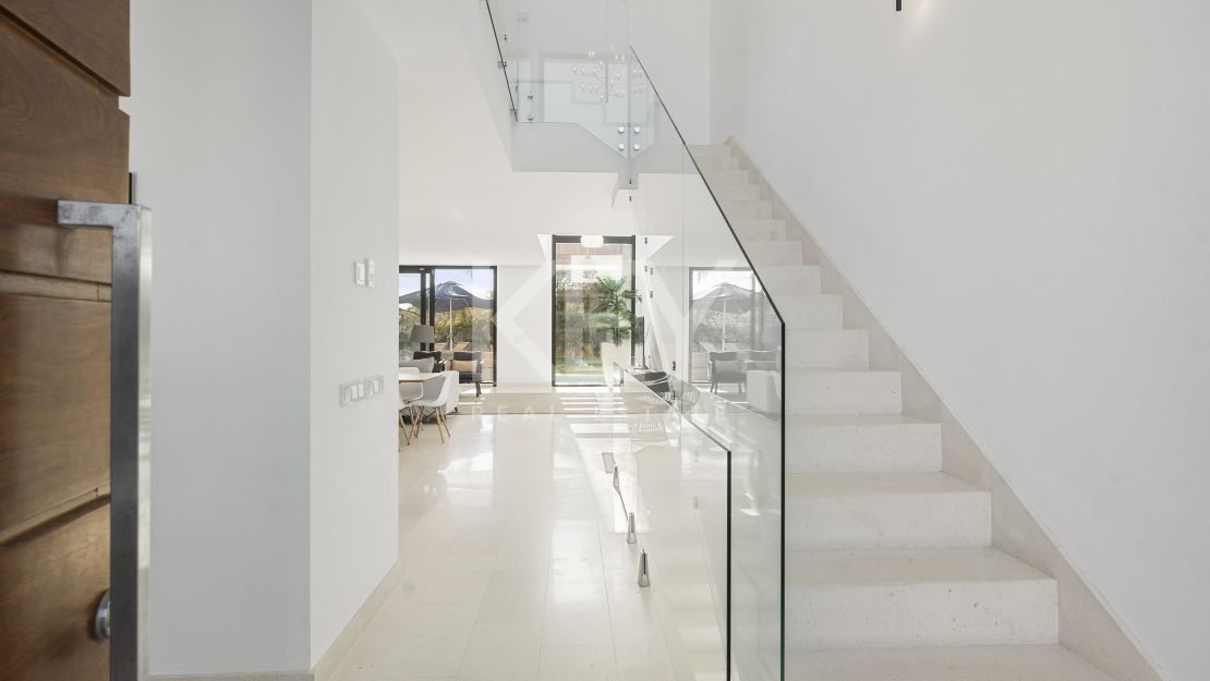 Modern Five-Bedroom Villa for Sale in Cabopino, Marbella East